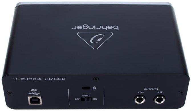 USB аудиоинтерфейс Behringer UMC22